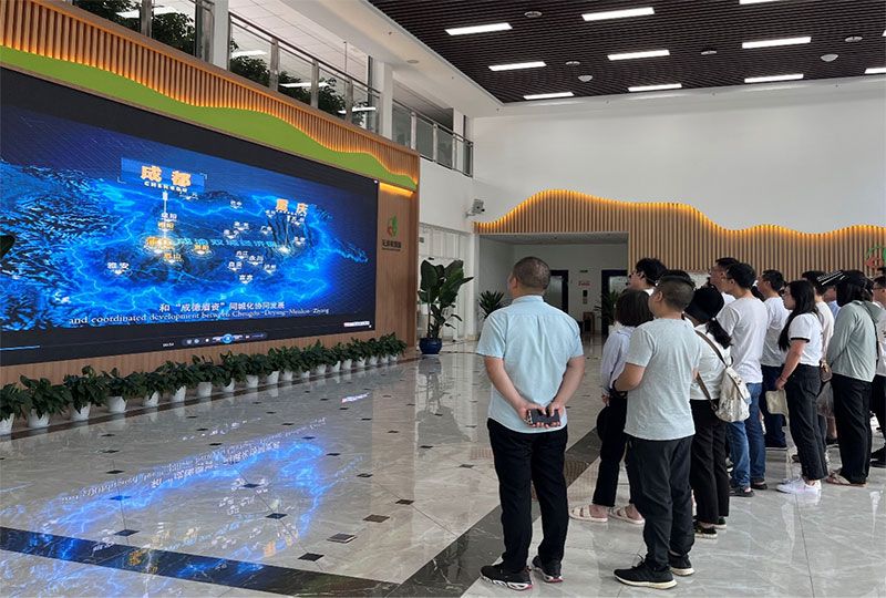 全體人員觀看農創(chuàng)園宣傳視頻